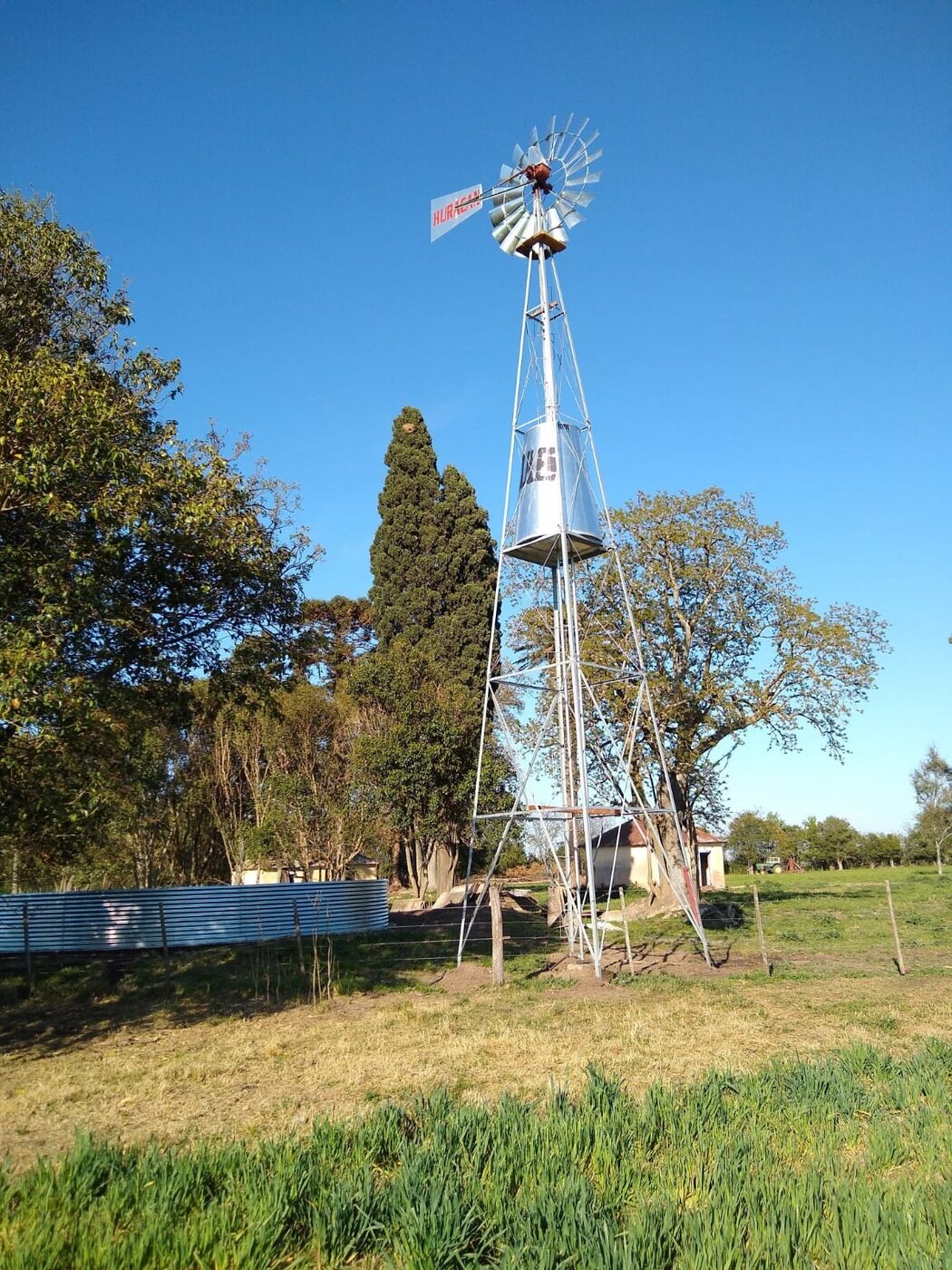 Molino con tanque australiano al pie